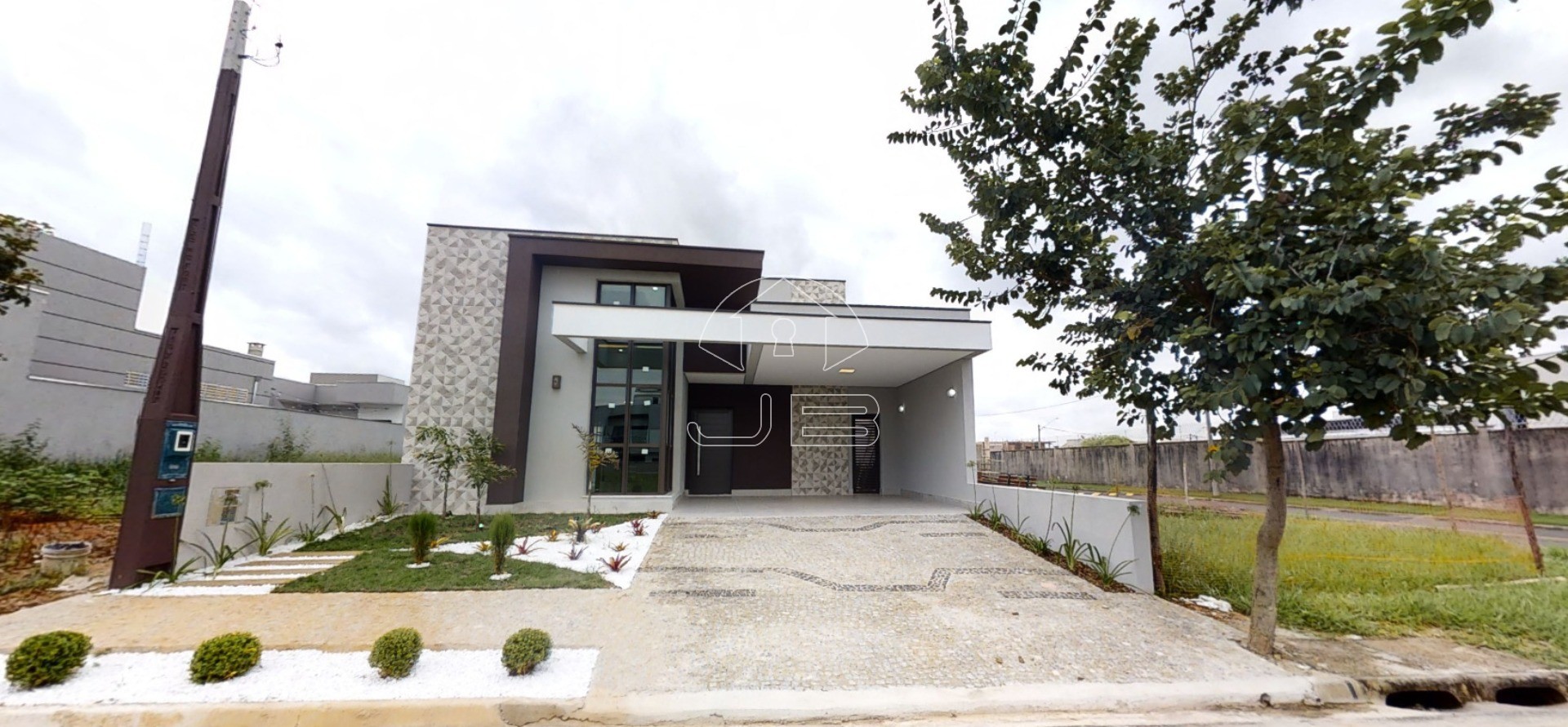 Casa no condomínio Olívio Franceschini no Parque Ortolândia, Hortolândia-SP: 3 quartos, 2 suítes, 4 banheiros, 4 vagas, 170m².