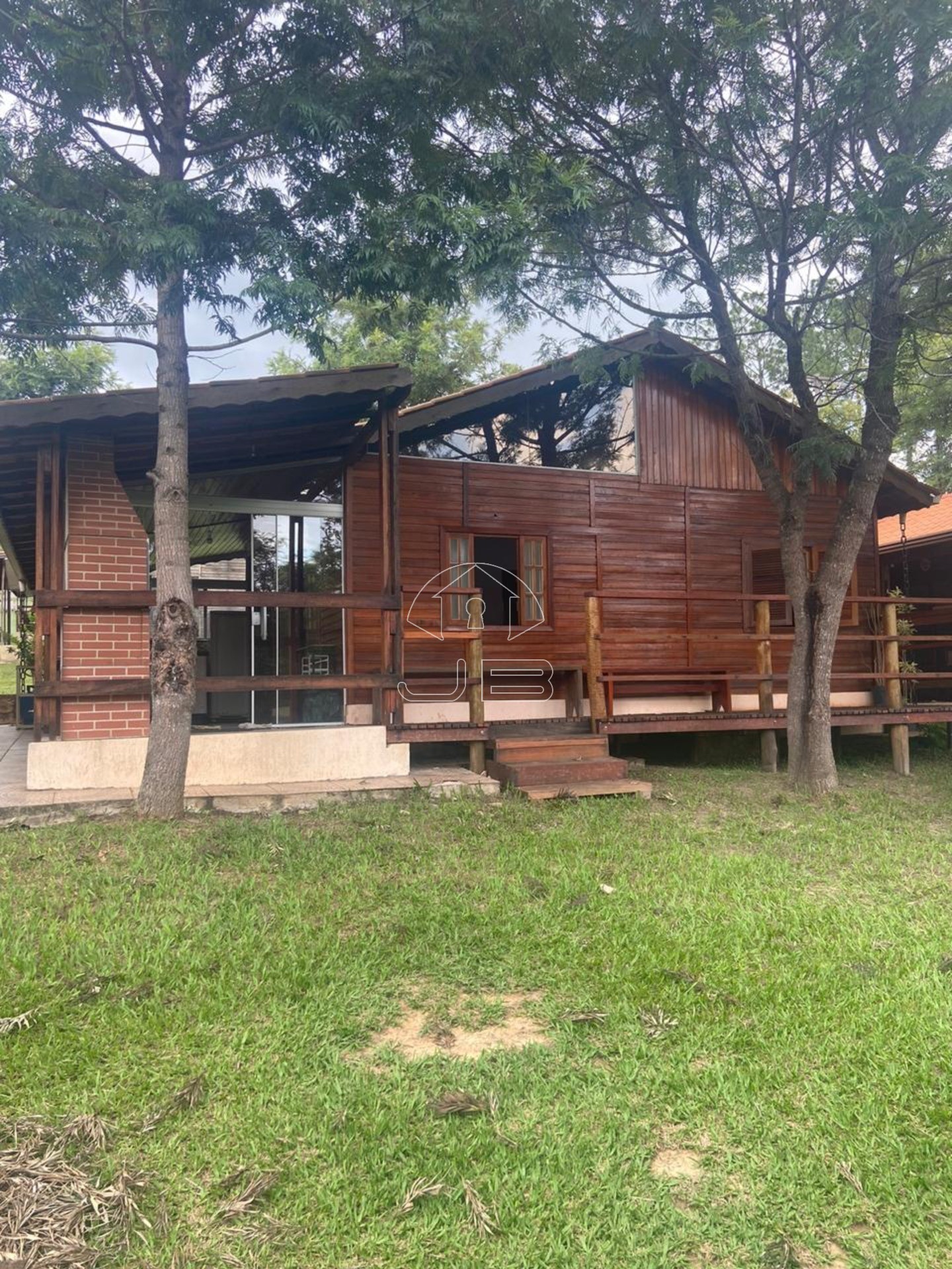 Chalé à venda em Itu-SP, Vila Martins: 2 quartos, sala, banheiro, 2 vagas de garagem, 100m² de área. Aproveite já!