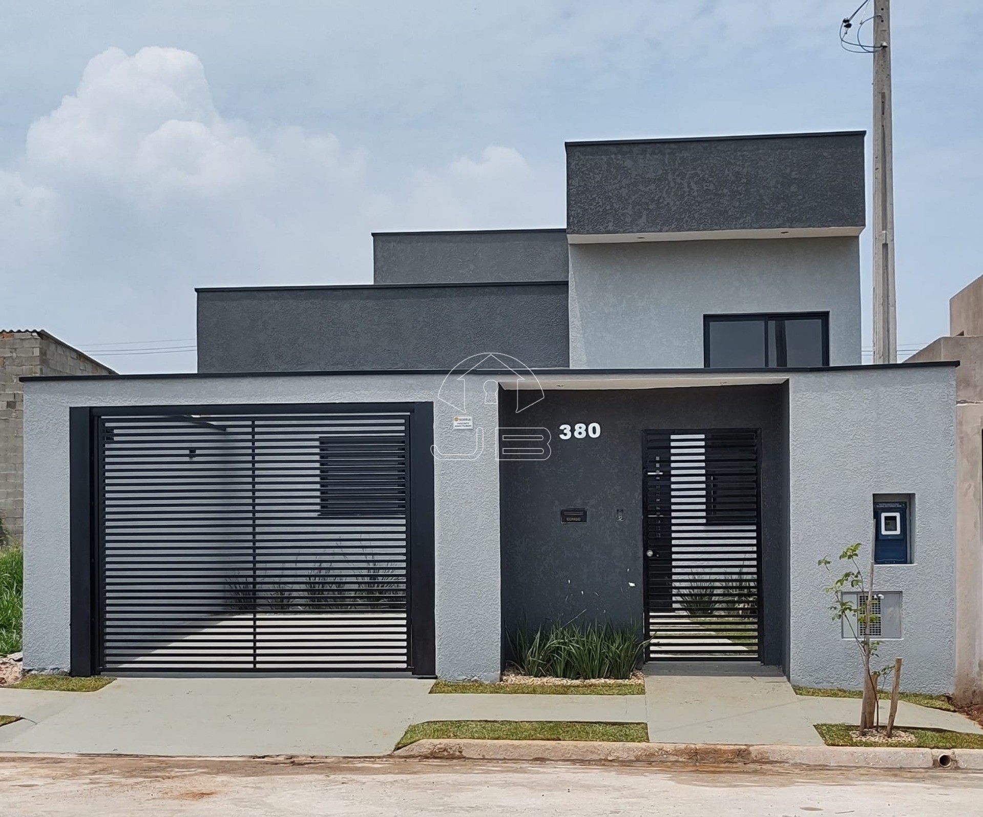 Casa à venda em Hortolândia-SP, bairro Parque Bellaville: 3 quartos, 1 suíte, 2 salas, 2 banheiros, 2 vagas de garagem.