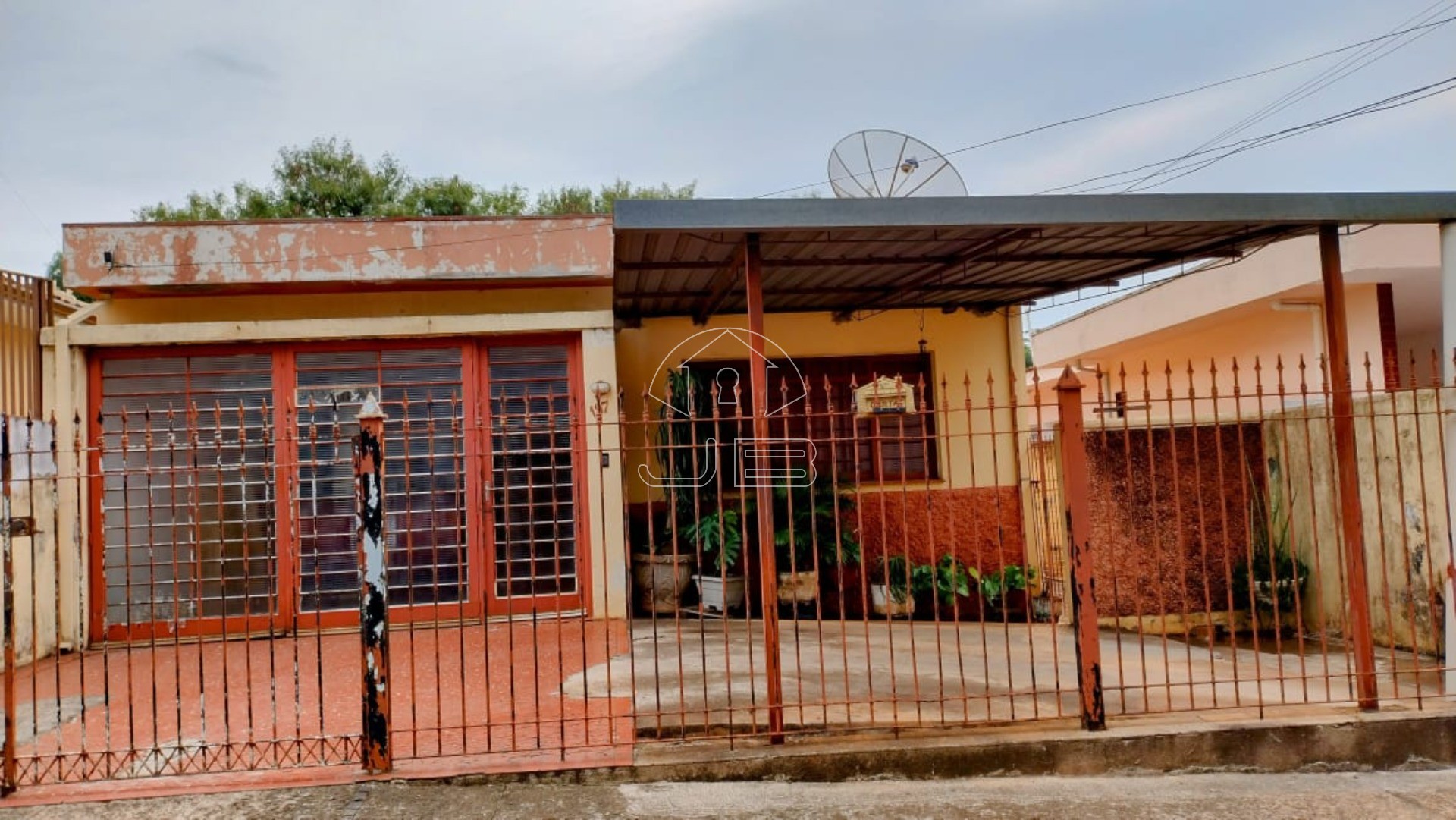 Imperdível Casa à Venda em Campinas-SP, Parque Taquaral: 3 Quartos, 2 Salas, 1 Banheiro, 3 Vagas de Garagem, 110m².