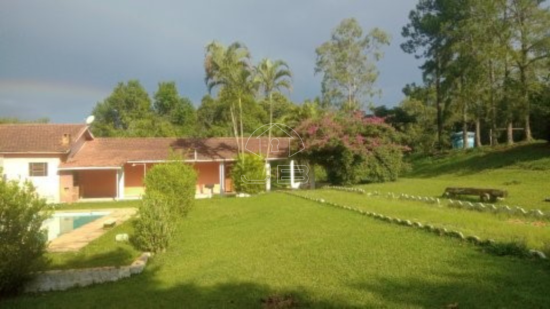 Venda de Sítio 18.463m2 em Angatuba-SP: casa 2 quartos, 1 suíte, 1 sala, 2 banheiros, 1 vaga, varanda, piscina, mini campo, pasto, riacho.