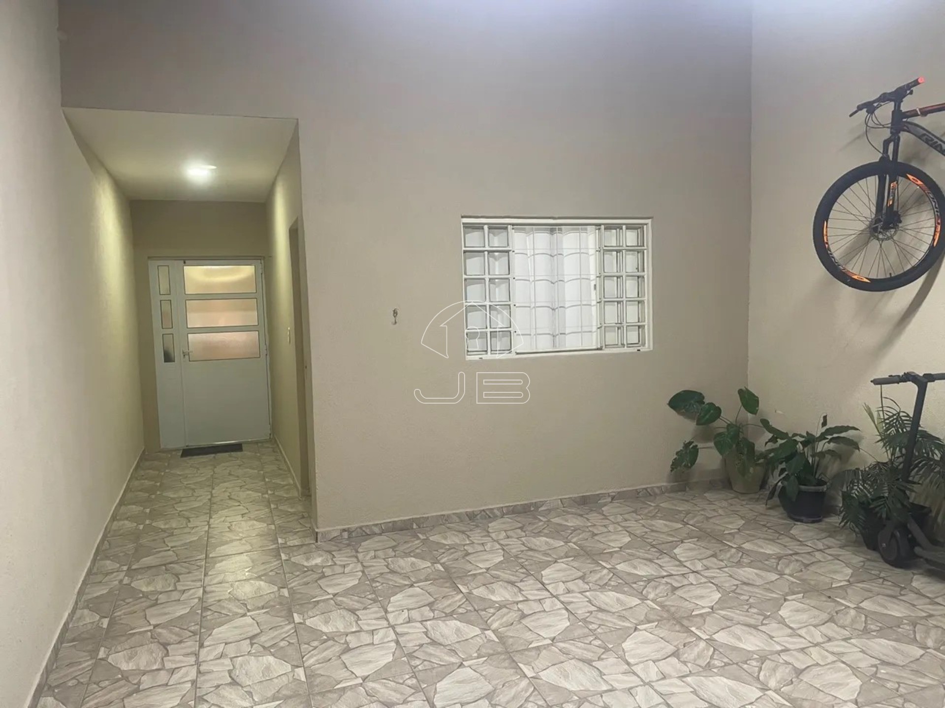 Oportunidade de adquirir casa com 2 quartos e suíte no Jardim Terras de Santo Antônio, Hortolândia-SP! 96m², 2 vagas.