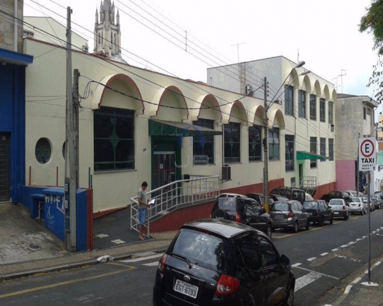Sala comercial a venda no centro de valinhos, SP.