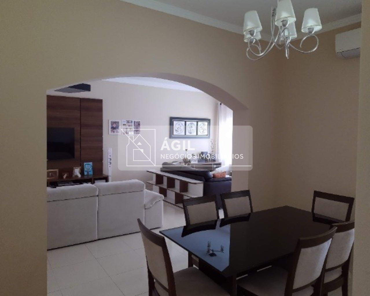 Casa em condomínio fechado em meio à natureza, jacareí/sp