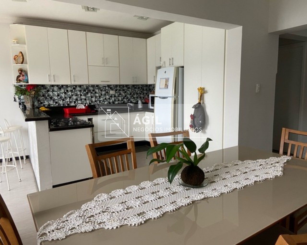 Venda Casa Sobrado de 300m² com três dormitórios sendo 1 suíte - Jardim Valparaíba - São José dos Campos - SP
