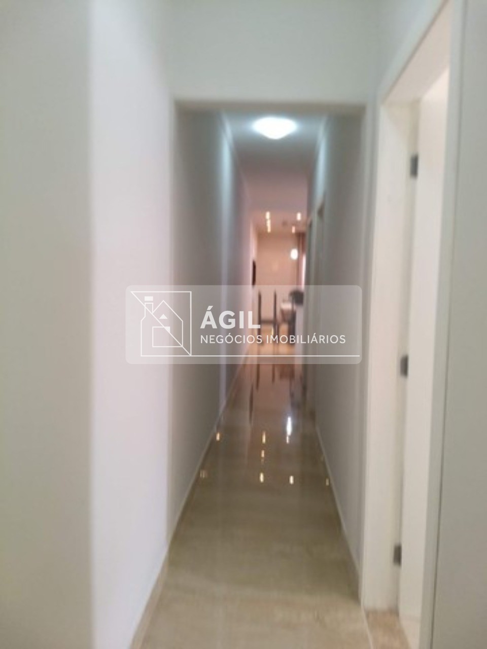 Venda Casa térrea com 3 dormitórios e suíte no Loteamento Villa Branca - Jacareí - SP