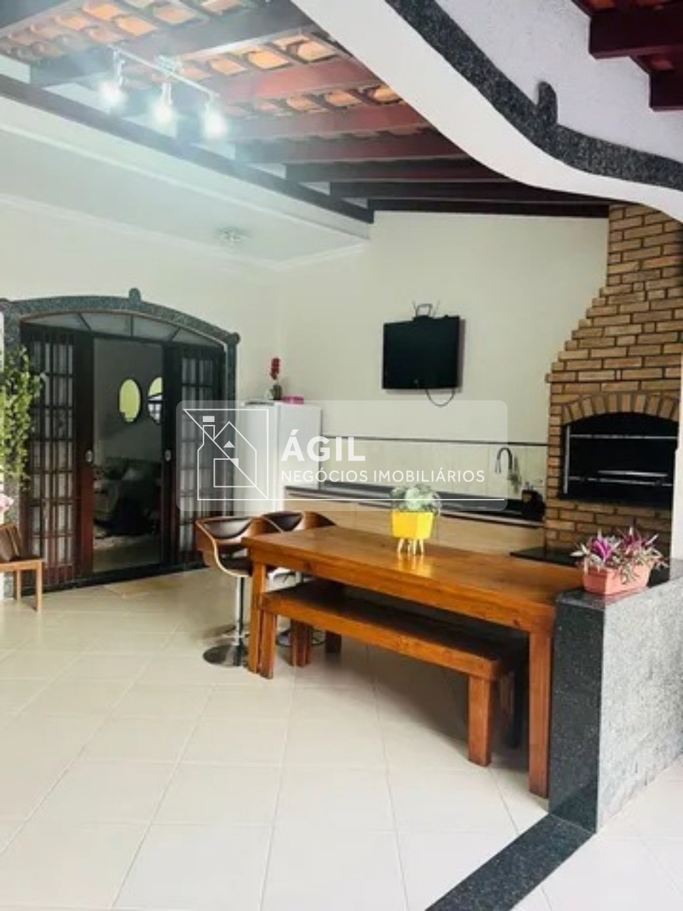 VENDE-SE Casa de 3 dormitórios no Bosque dos Ipês - Zona Sul de SJC