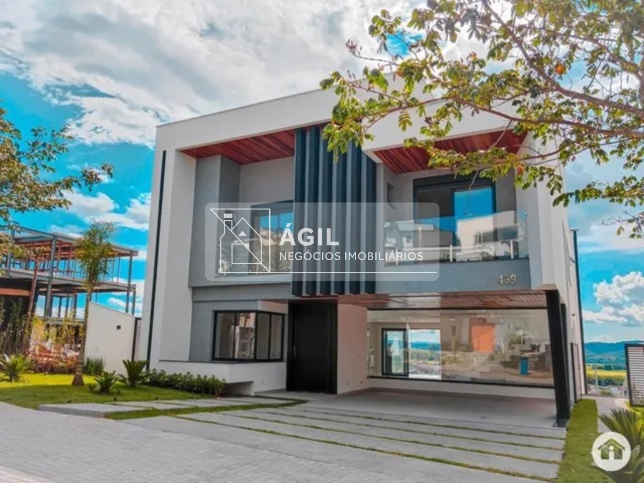 VENDE-SE Casa de alto padrão com 5 suítes no condomínio Alphaville 2 em São José dos Campos - SP.