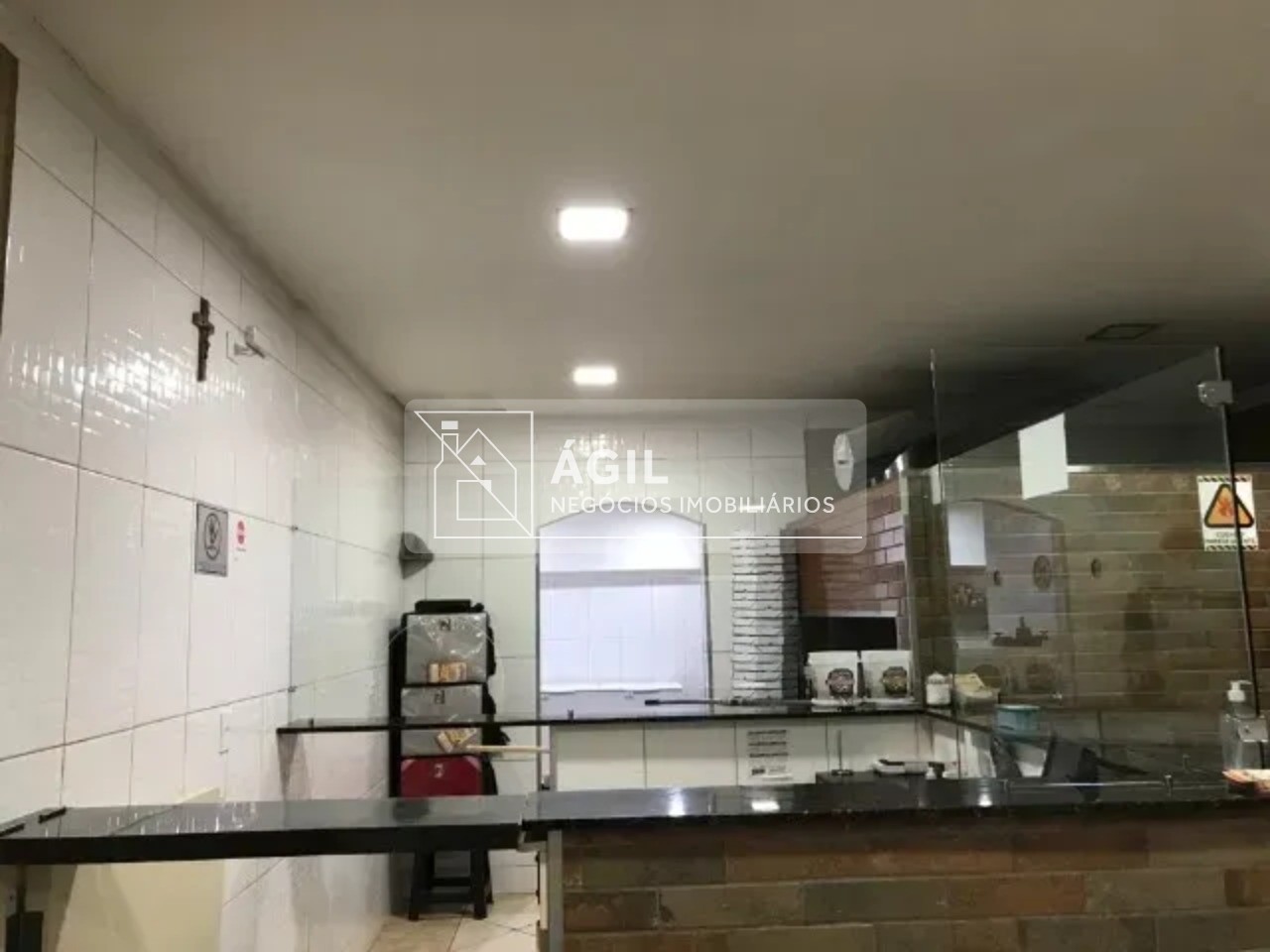 Vende-se imóvel comercial com 3 pontos comerciais a 80 MTS do Shopping Oriente e da Linha Verde.