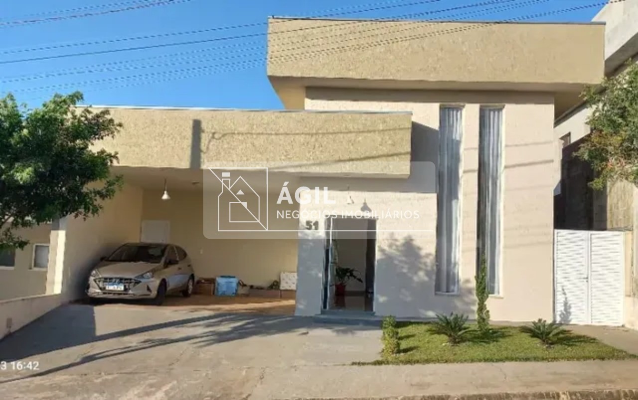 Vende-se Casa Térrea com Piscina no Condomínio Terras do Vale -Caçapava