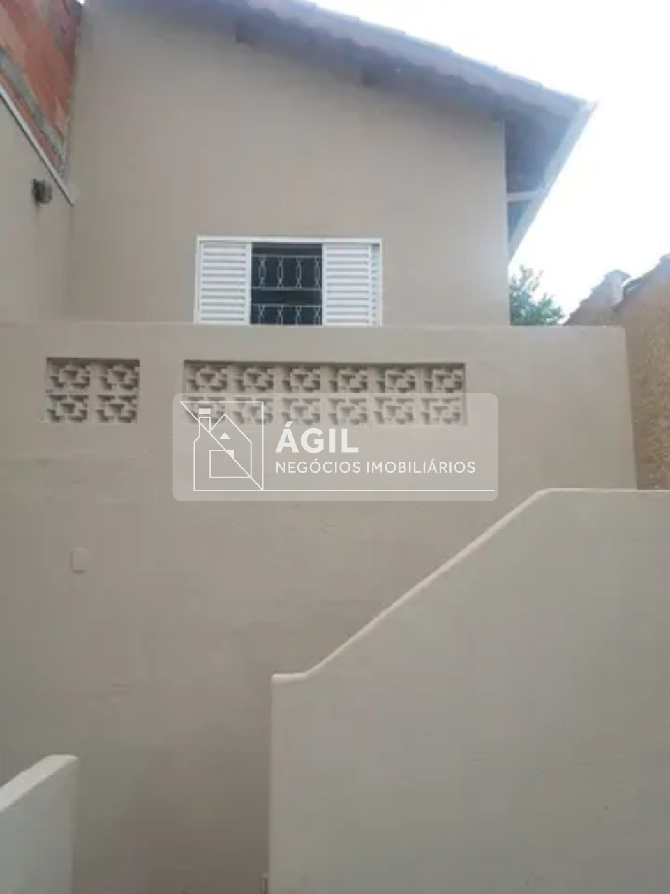 Casa pronta para morar, próximo a 3,5 km do centro. Ótima localização. Próxima ao ponto de ônibus. Recém reformada.