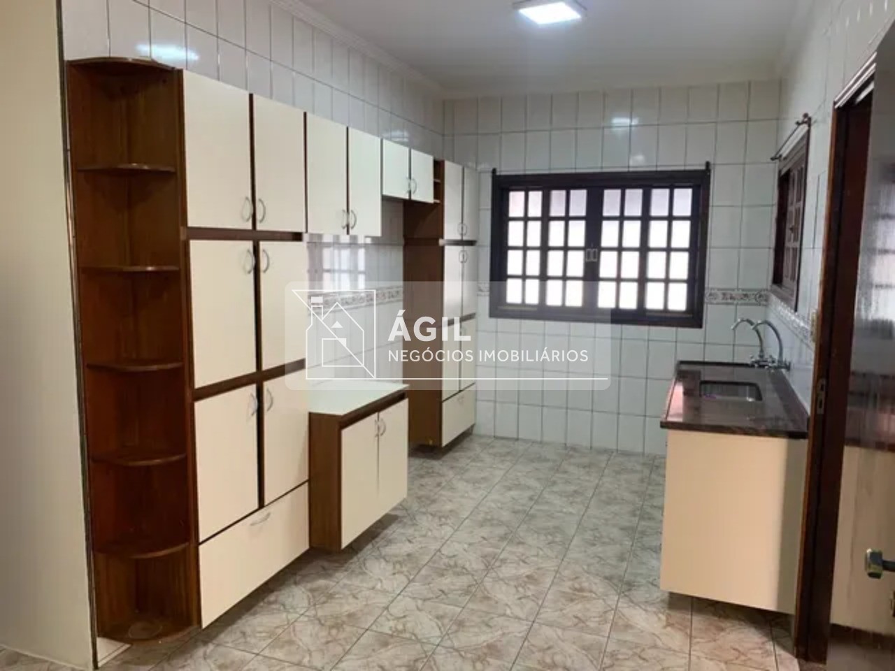 Aluga-se Casa Térrea no Condomínio Eldorado no Urbanova - São José dos Campos