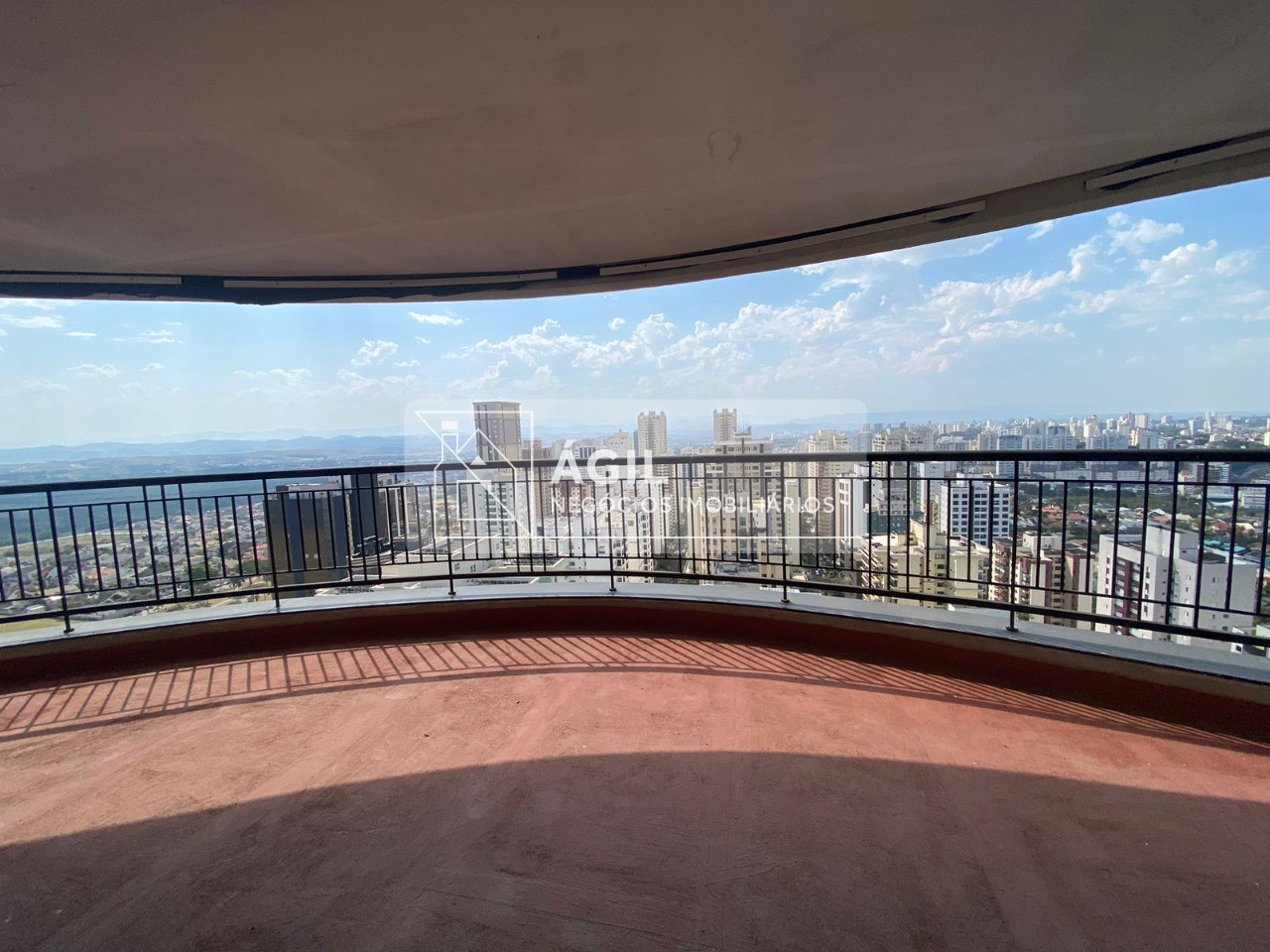 Vende-se Apartamento no Condomínio Royal Palace no Parque Residencial Aquarius - São José dos Campos