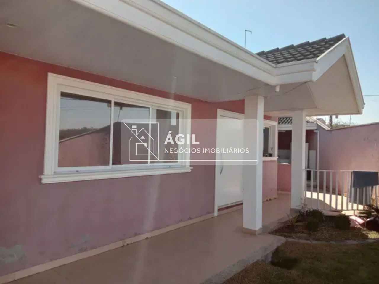 Casa residencial para Venda na Vila das Flores - Zona Sul de São José dos Campos - SP A.C.: 166m² A.T.: 270m² 4 dormitórios, sendo 1suite master co
