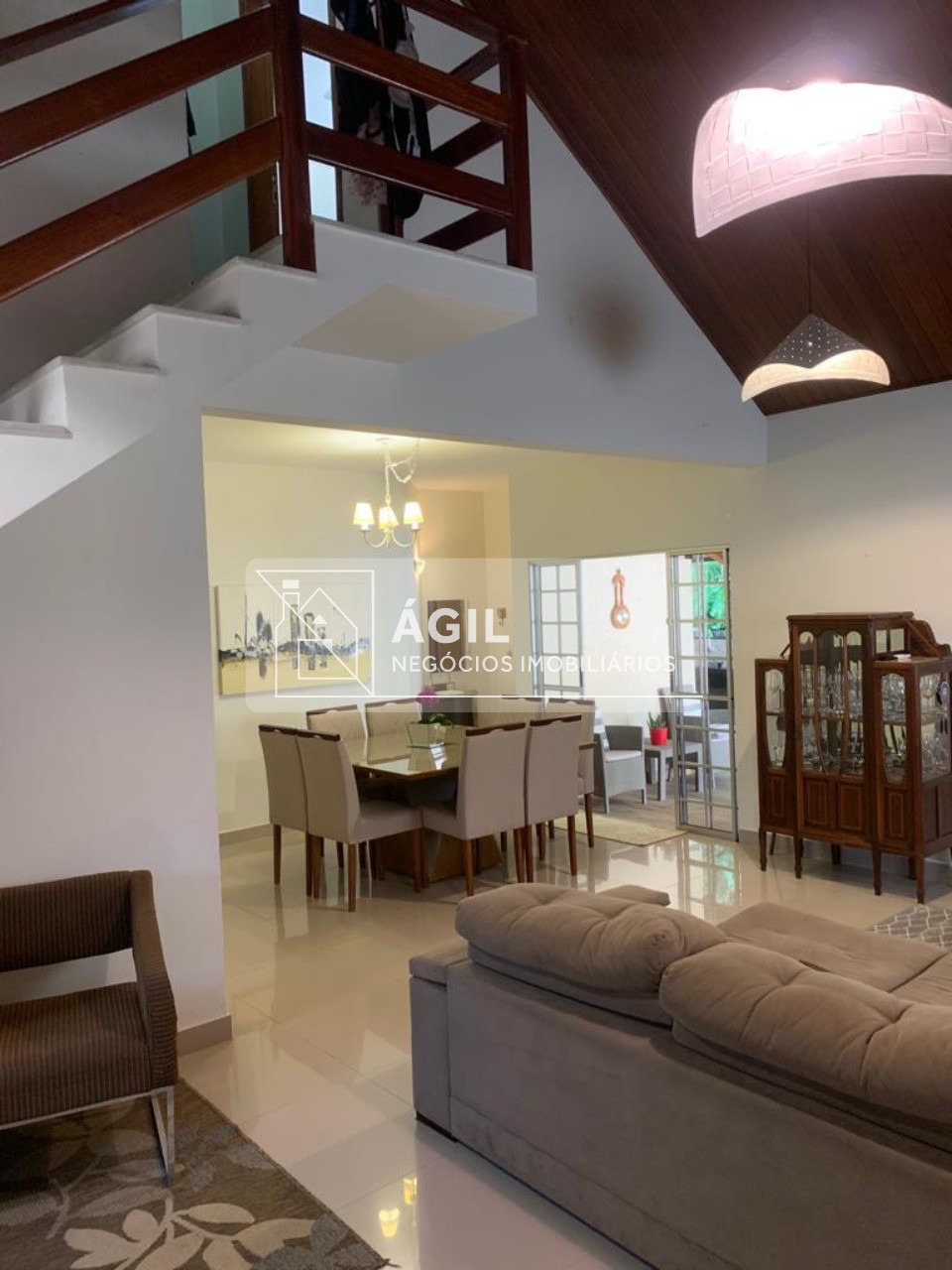 Vende-se Casa Assobradada no Condomínio Recanto da Serra no Urbanova II - São José dos Campos