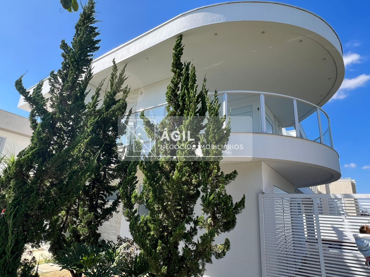 Sobrado mobiliado à venda no Jardim do Golfe - São José dos Campos - SP A.C.: 415,30m² A.T.: 450m²