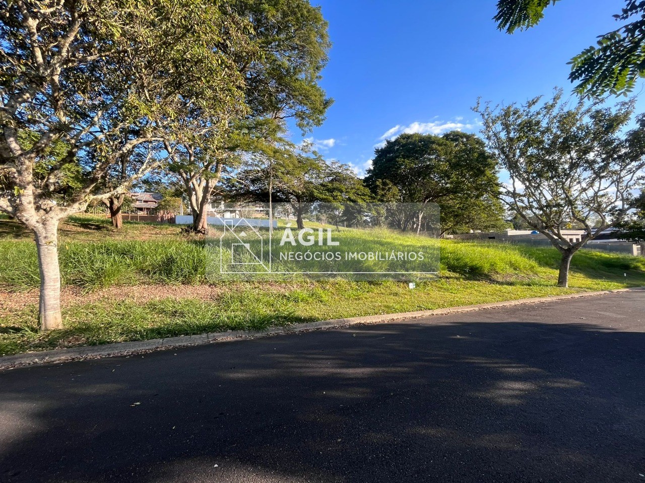 Vende-se terreno no condomínio recanto santa barbara - jambe