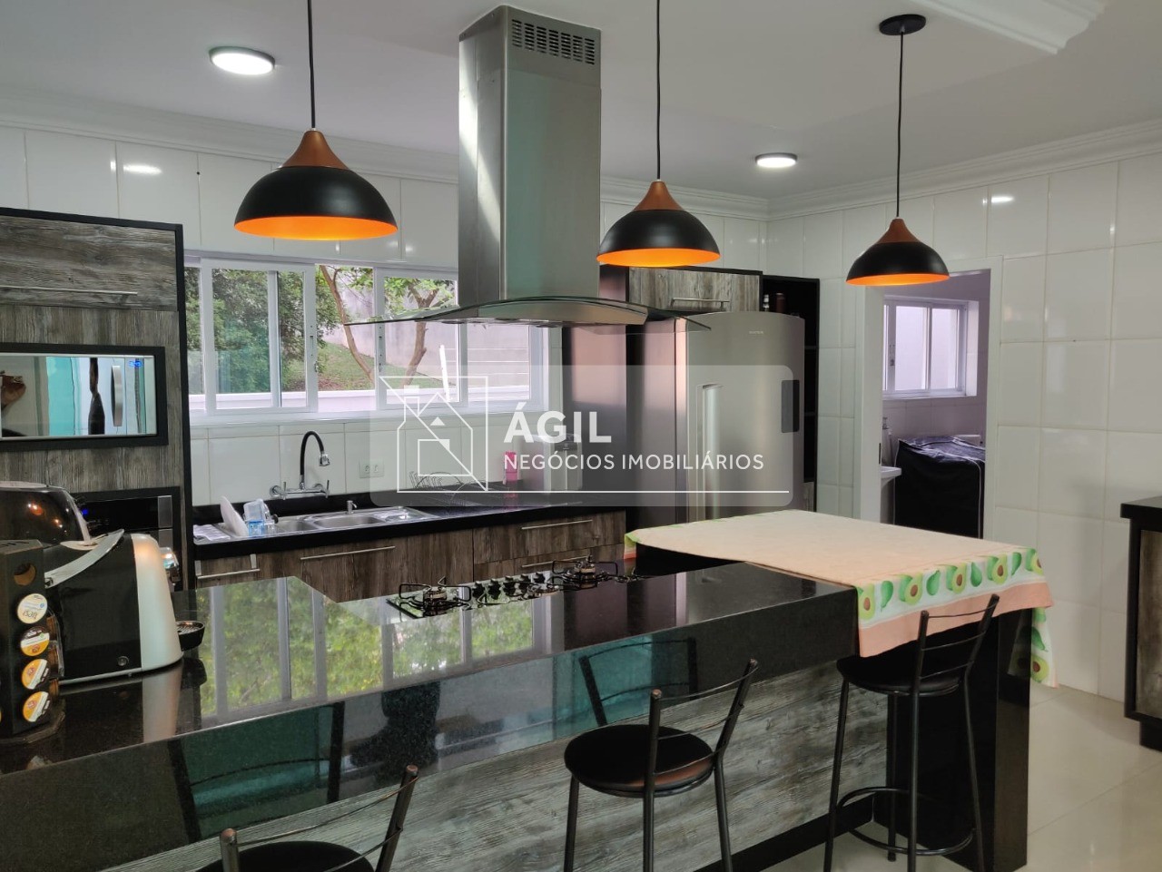 Sobrado no Condomínio Coléginho - Jacareí - SP. - Recém Reformada e com Arquitetura Contemporânea