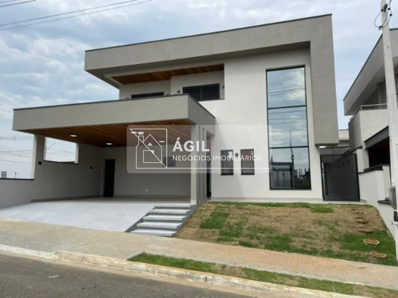 Vende-se Casa Sobrado no Condominio Rudá, Loteamento Floresta - São José dos Campos
