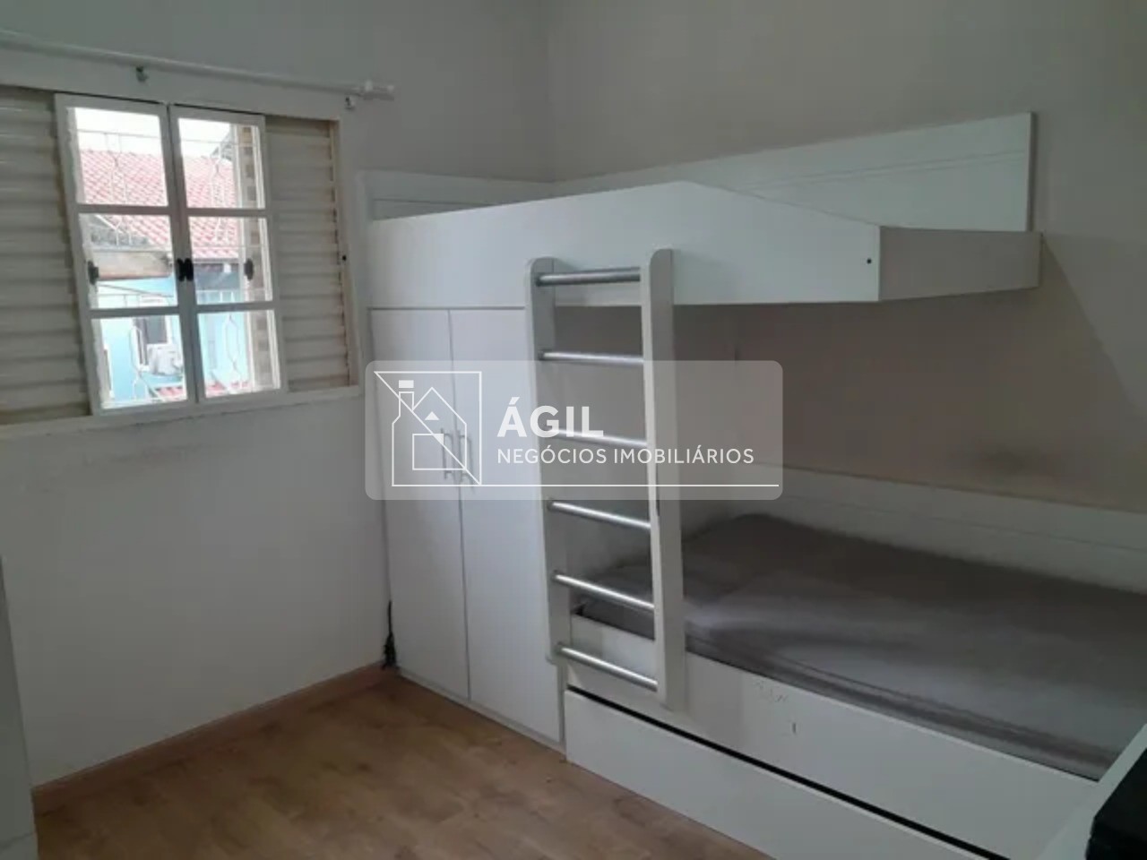 Sobrado a venda no Residencial Vista Linda com 3 quartos sendo 1 suíte.