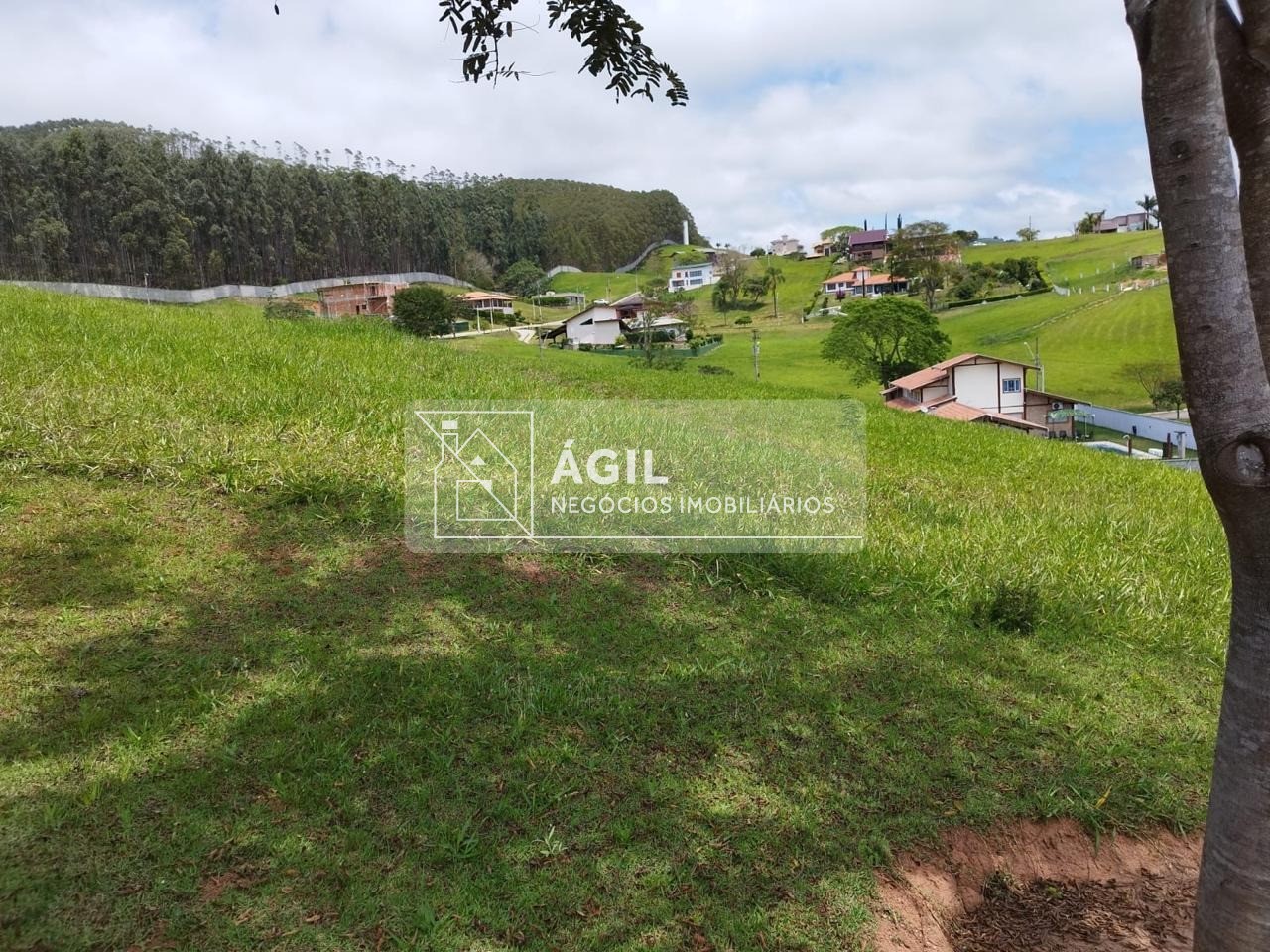 Terreno a venda no condomínio village parahybuna - paraibuna