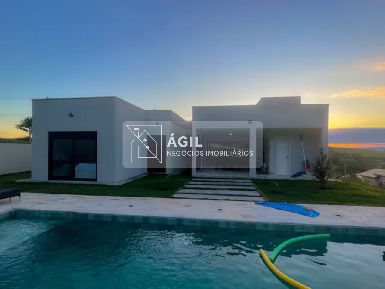 Casa a venda Condomínio Terras de Santa Mariana com 4 suítes, piscina e churrasqueira