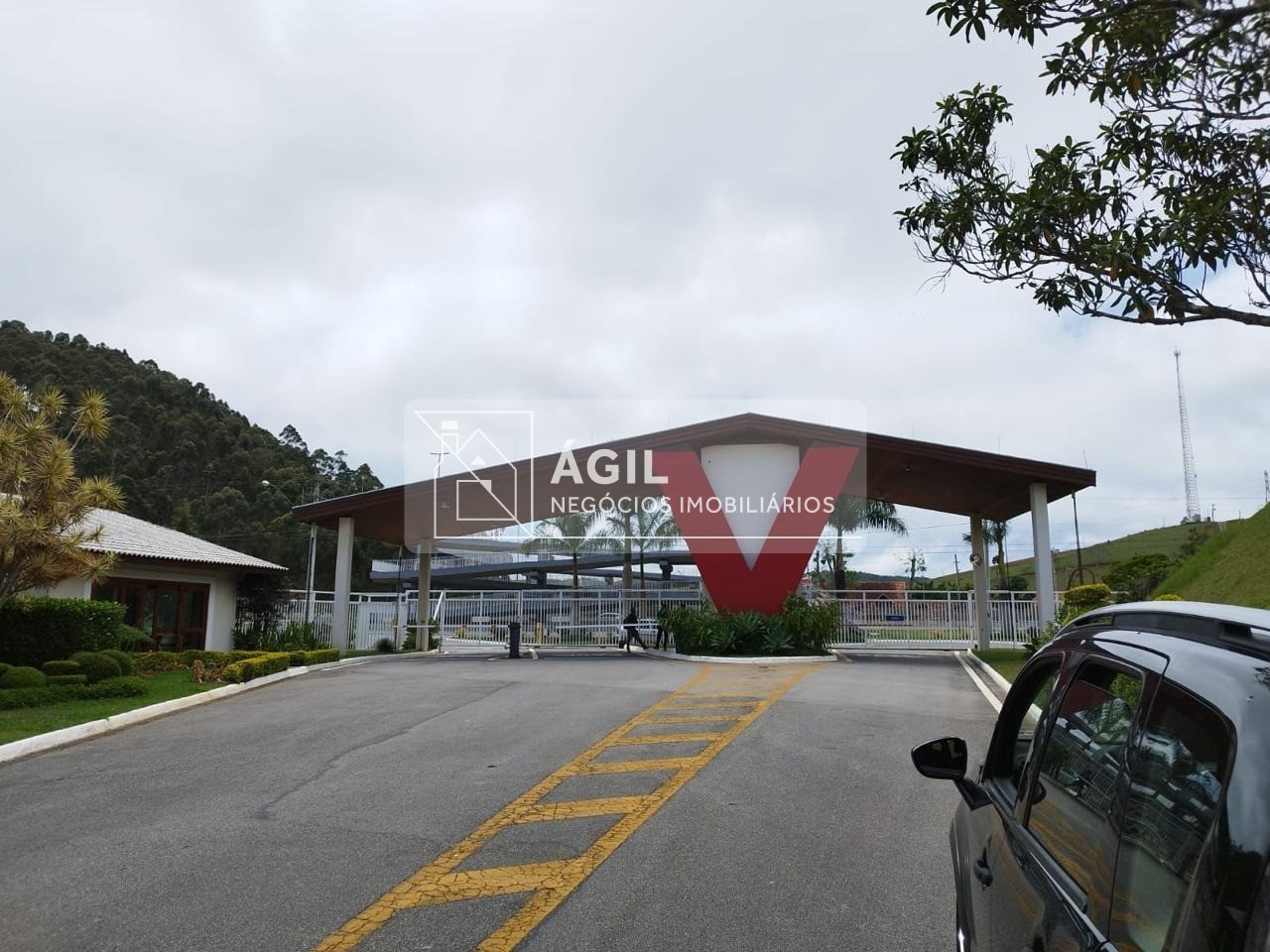 Terreno a venda no Condomínio Village Parahybuna - Paraibuna - SP  1.081 m²  Terreno gramado, em condomínio fechado com segurança 24h.