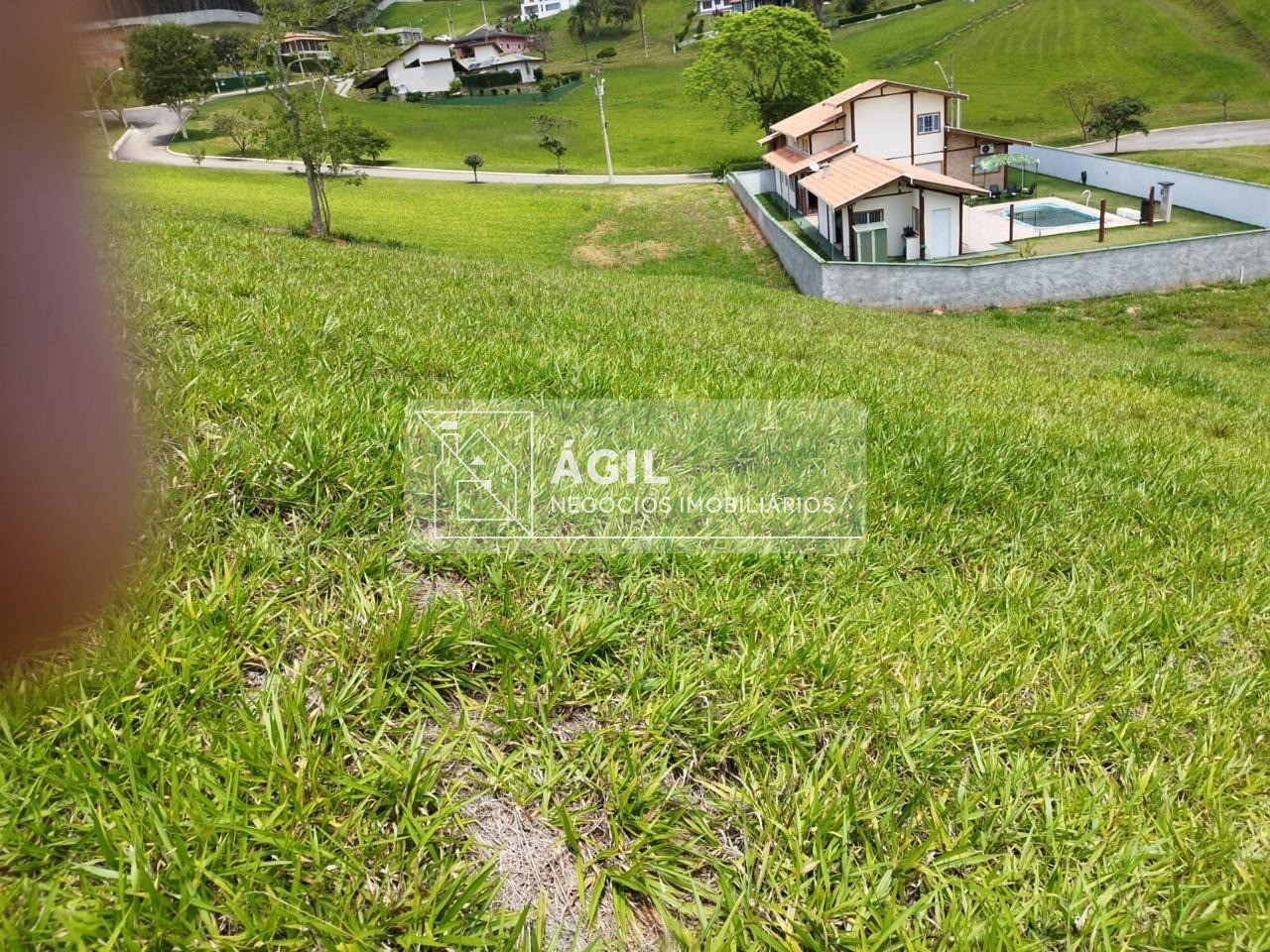 Terreno a venda no condomínio village parahybuna - paraibuna