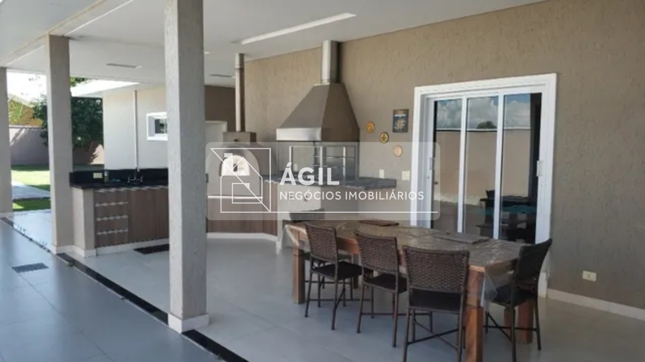 Casa térrea a venda no Mirante do Vale -Jacareí - SP Área construída: 300 m² Terreno plano de 1.000 m² 4 dormitórios, sendo 2 suítes