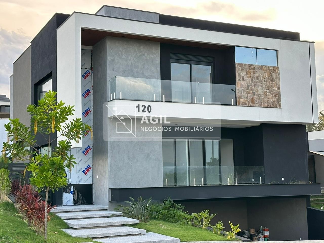 VENDE-SE Casa de alto padrão com 4 suítes no condomínio Alphaville 2 em São José dos Campos - SP.