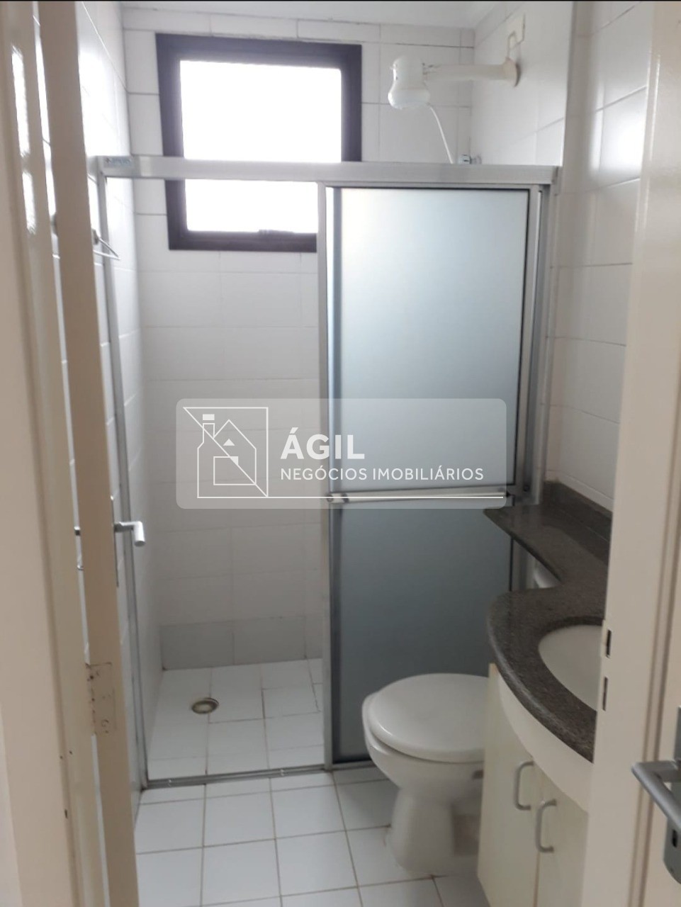 Aluga-se apartamento mobiliado na Av. Adhemar de barros -1 Suíte com cama e armário embutidos -1 Sala para 2 ambientes com mesa e cadeiras -1 Cozinha