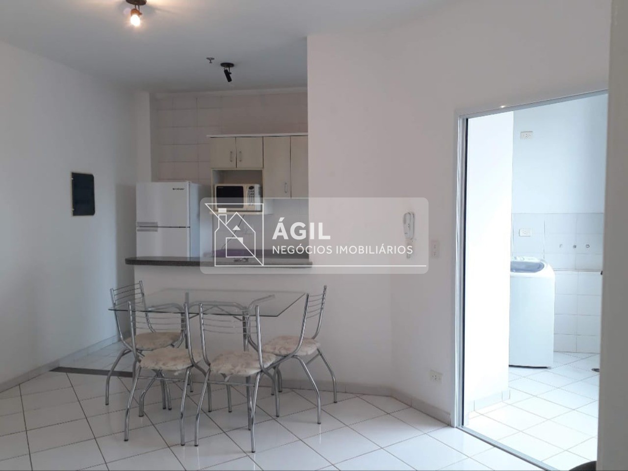 Aluga-se apartamento mobiliado na Av. Adhemar de barros -1 Suíte com cama e armário embutidos -1 Sala para 2 ambientes com mesa e cadeiras -1 Cozinha