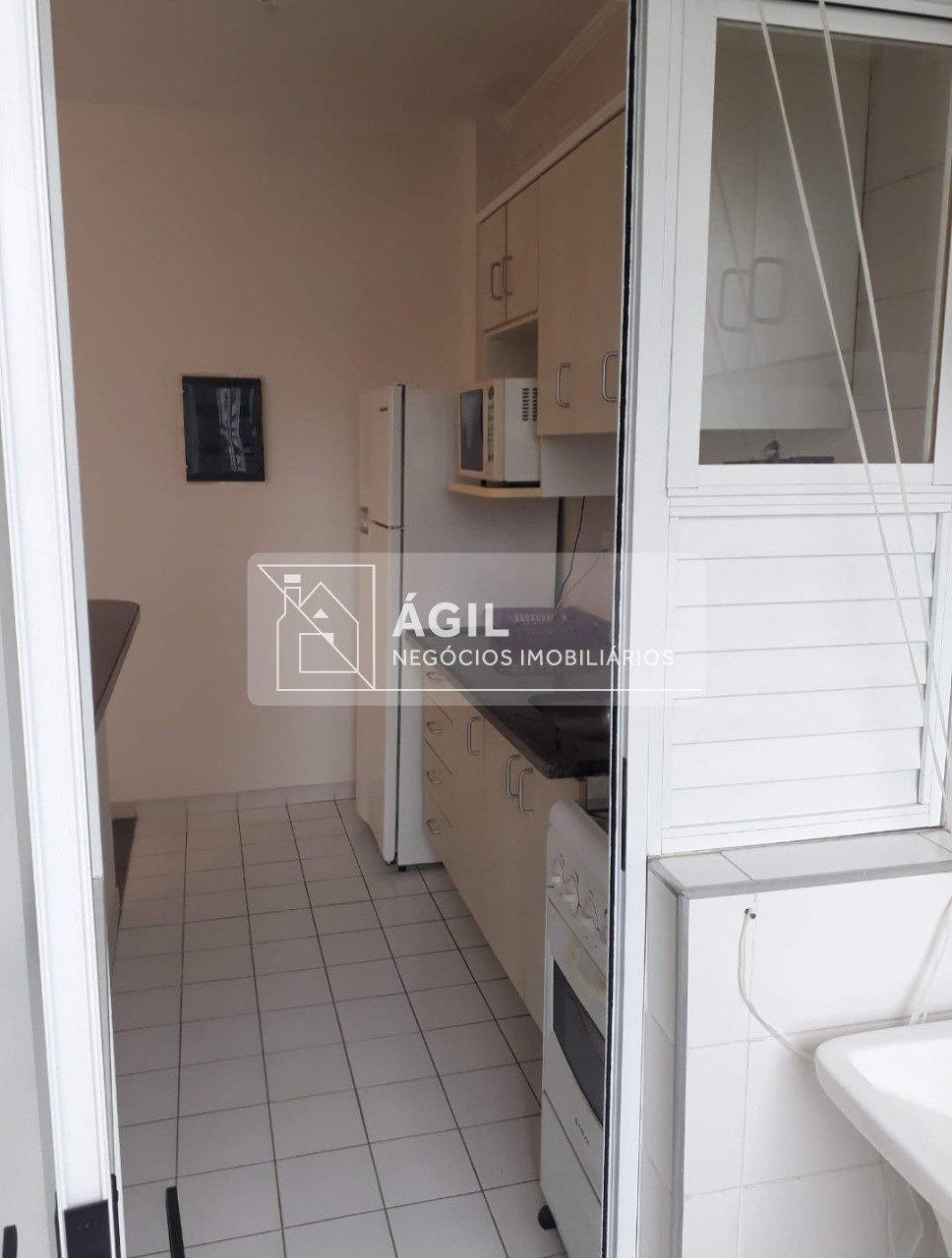 Aluga-se apartamento mobiliado na Av. Adhemar de barros -1 Suíte com cama e armário embutidos -1 Sala para 2 ambientes com mesa e cadeiras -1 Cozinha