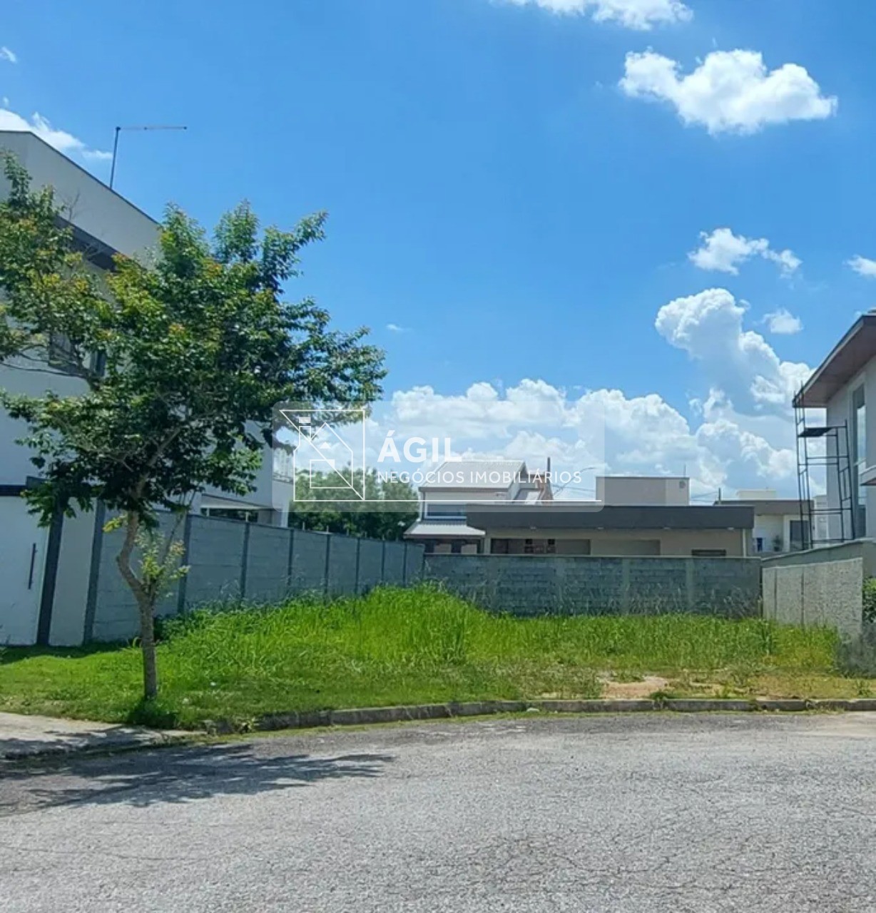 Vendo Terreno 231m² Condomínio Bosque dos Manacás - Jacareí-SP - Localizado a 5 minutos da Rod. Presidente Dutra e a 5 minutos do centro da cidade -