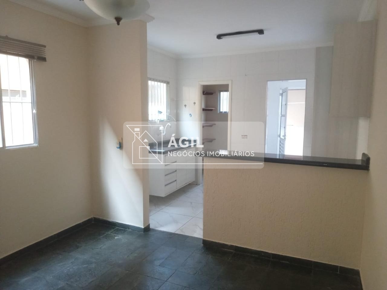 Vende-se Casa Sobrado no Bosque dos Eucaliptos - São José dos Campos - SP Área: 125 m² Sol da tarde: frente da casa Sol da manhã: fundos