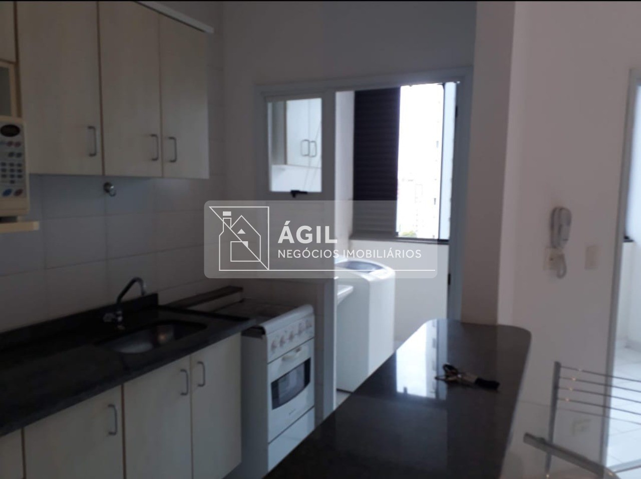 Aluga-se apartamento mobiliado na Av. Adhemar de barros -1 Suíte com cama e armário embutidos -1 Sala para 2 ambientes com mesa e cadeiras -1 Cozinha