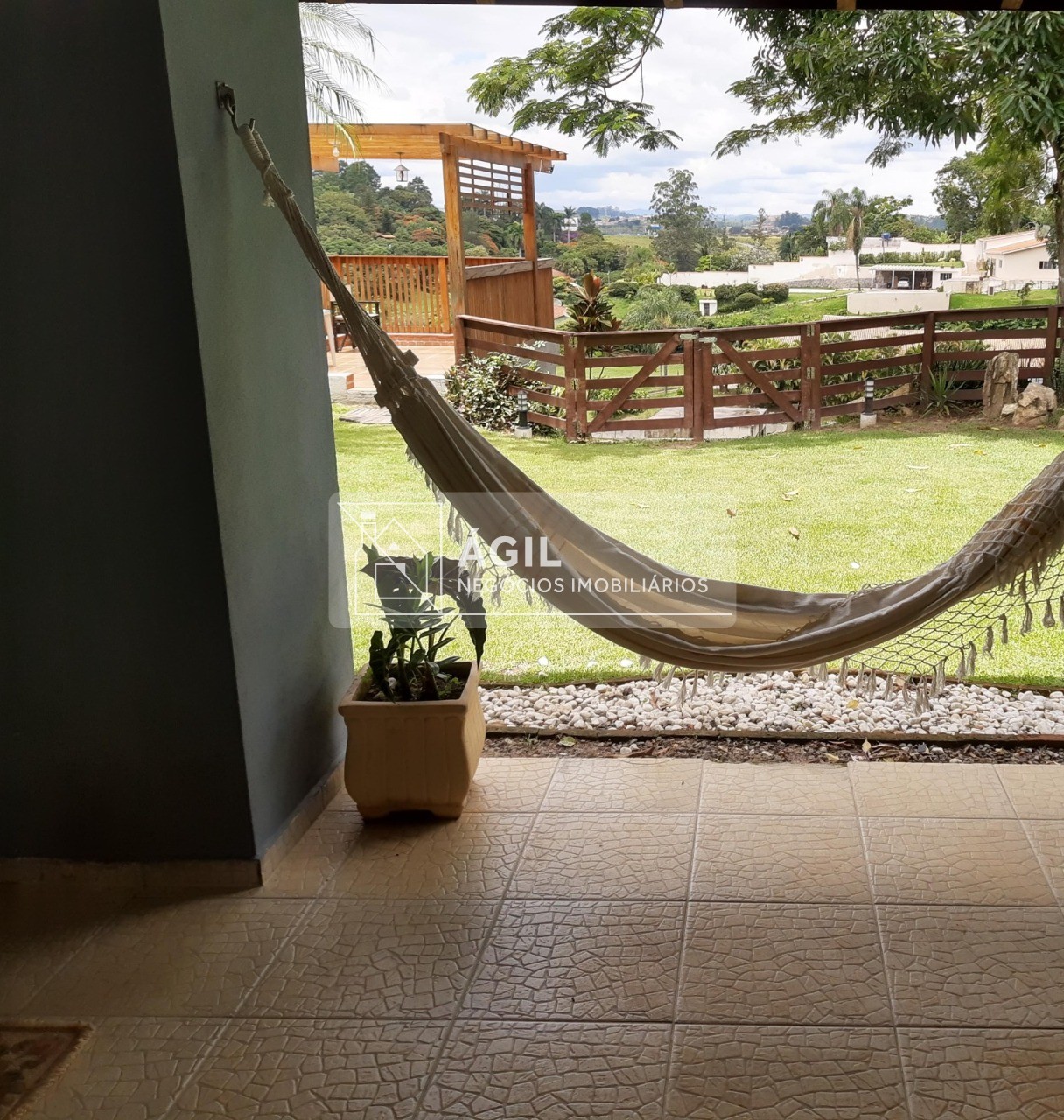Casa em condomínio fechado em meio à natureza, Jacareí/SP