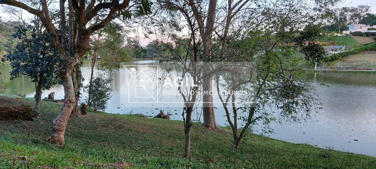 Casa em condomínio fechado em meio à natureza, Jacareí/SP