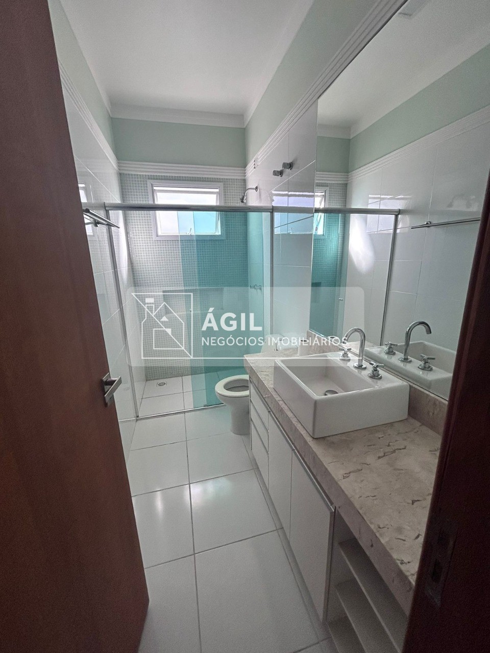Vendo Casa residencial no Condomínios Crystal Park Jardim em Jacareí -270,00 m² construída -480,00 m² total -03 dormitórios sendo 1 suíte com closet