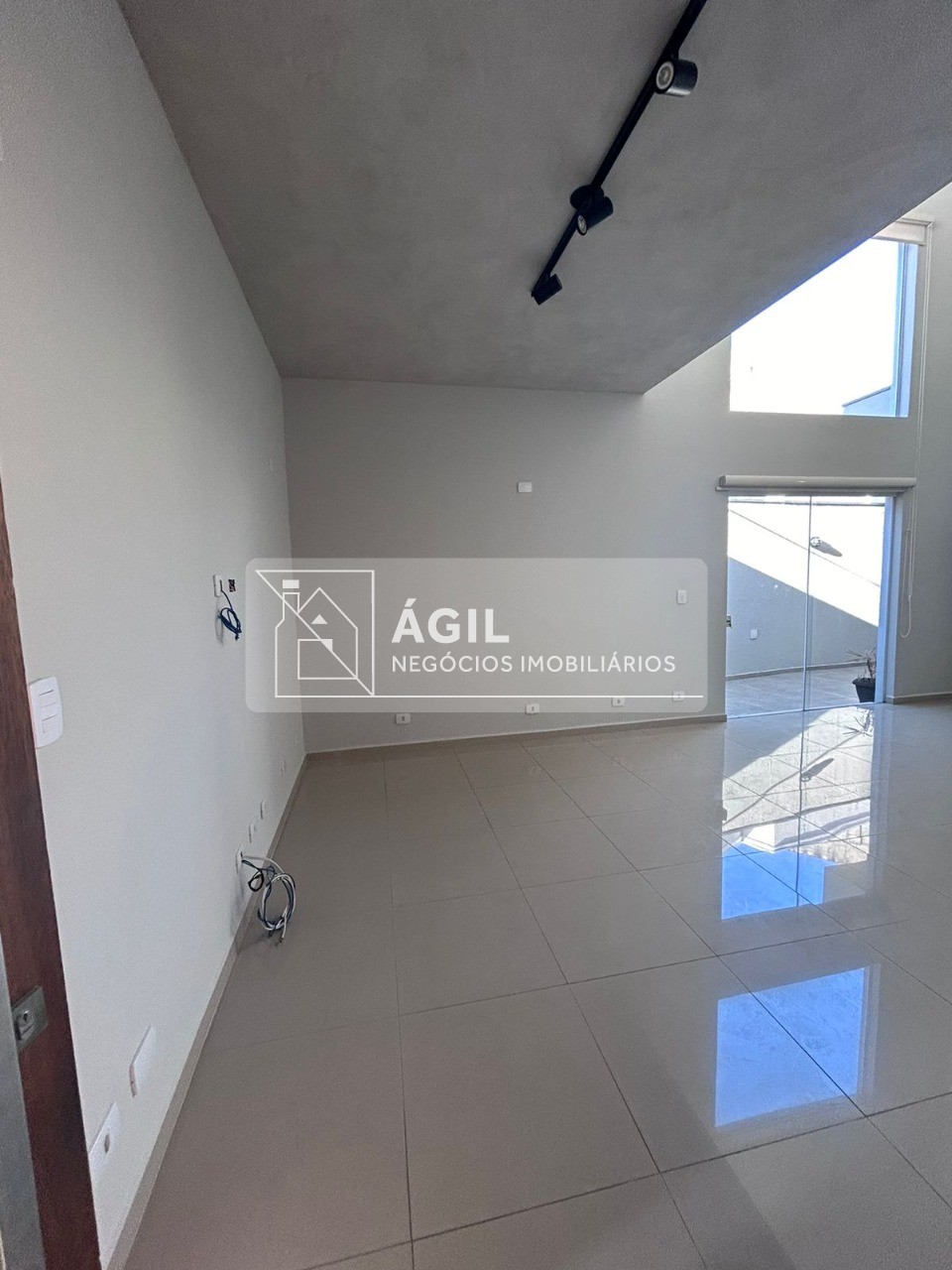 Vendo Casa residencial no Condomínios Crystal Park Jardim em Jacareí -270,00 m² construída -480,00 m² total -03 dormitórios sendo 1 suíte com closet