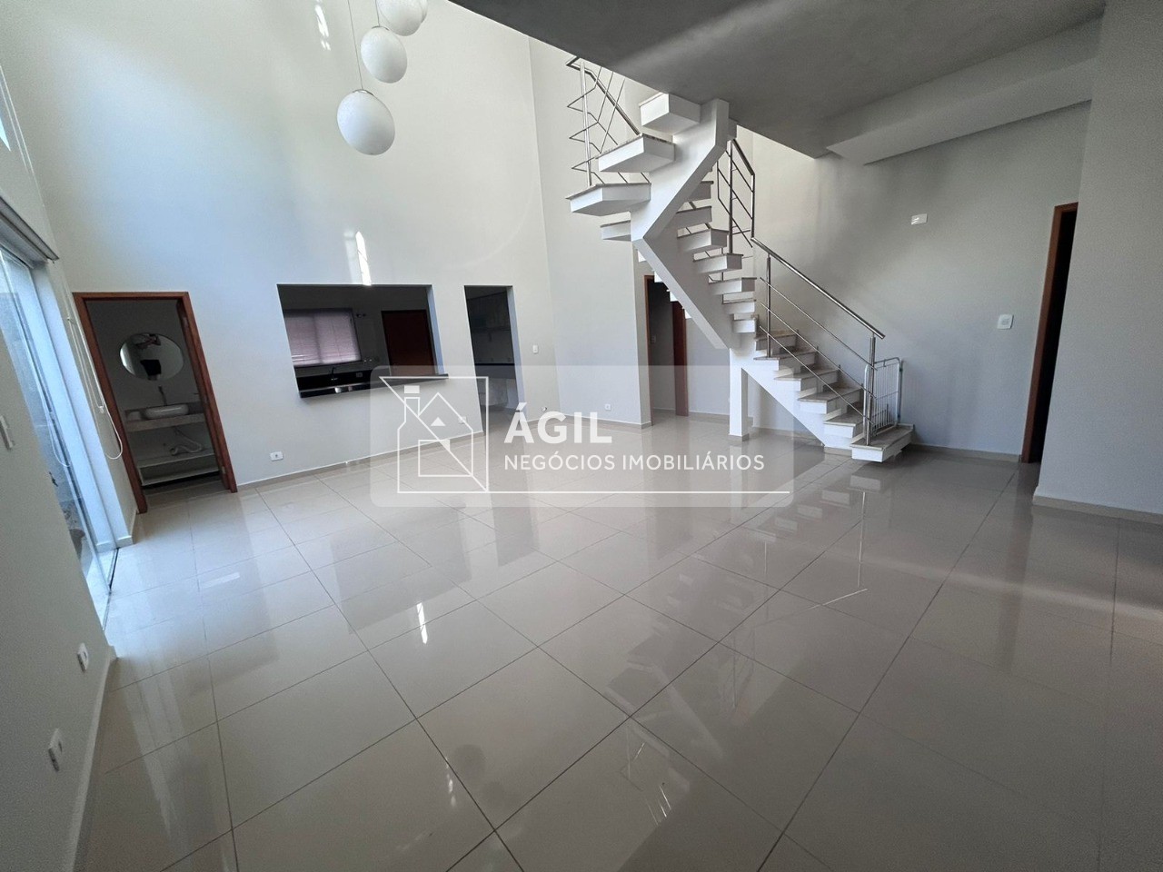 Vendo Casa residencial no Condomínios Crystal Park Jardim em Jacareí -270,00 m² construída -480,00 m² total -03 dormitórios sendo 1 suíte com closet