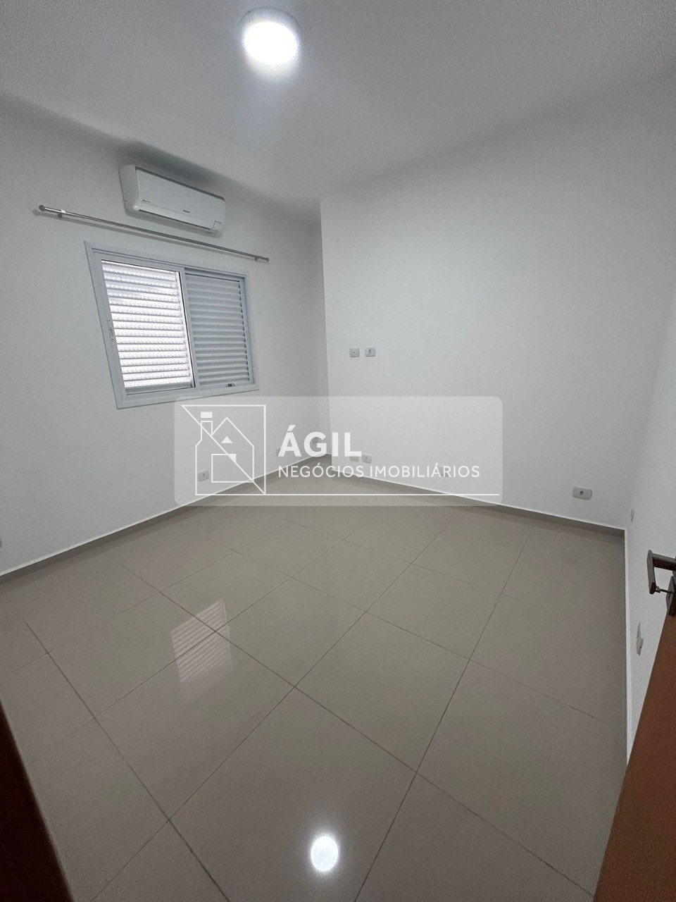 Vendo Casa residencial no Condomínios Crystal Park Jardim em Jacareí -270,00 m² construída -480,00 m² total -03 dormitórios sendo 1 suíte com closet