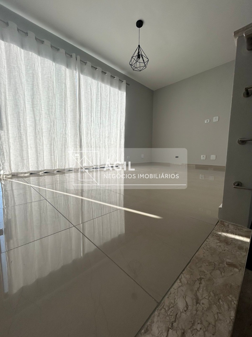 Vendo Casa residencial no Condomínios Crystal Park Jardim em Jacareí -270,00 m² construída -480,00 m² total -03 dormitórios sendo 1 suíte com closet