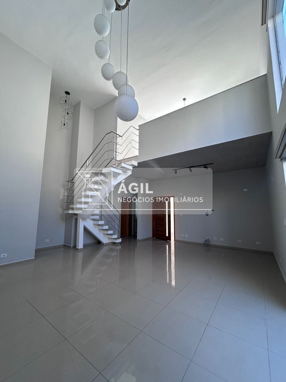 Vendo Casa residencial no Condomínios Crystal Park Jardim em Jacareí -270,00 m² construída -480,00 m² total -03 dormitórios sendo 1 suíte com closet
