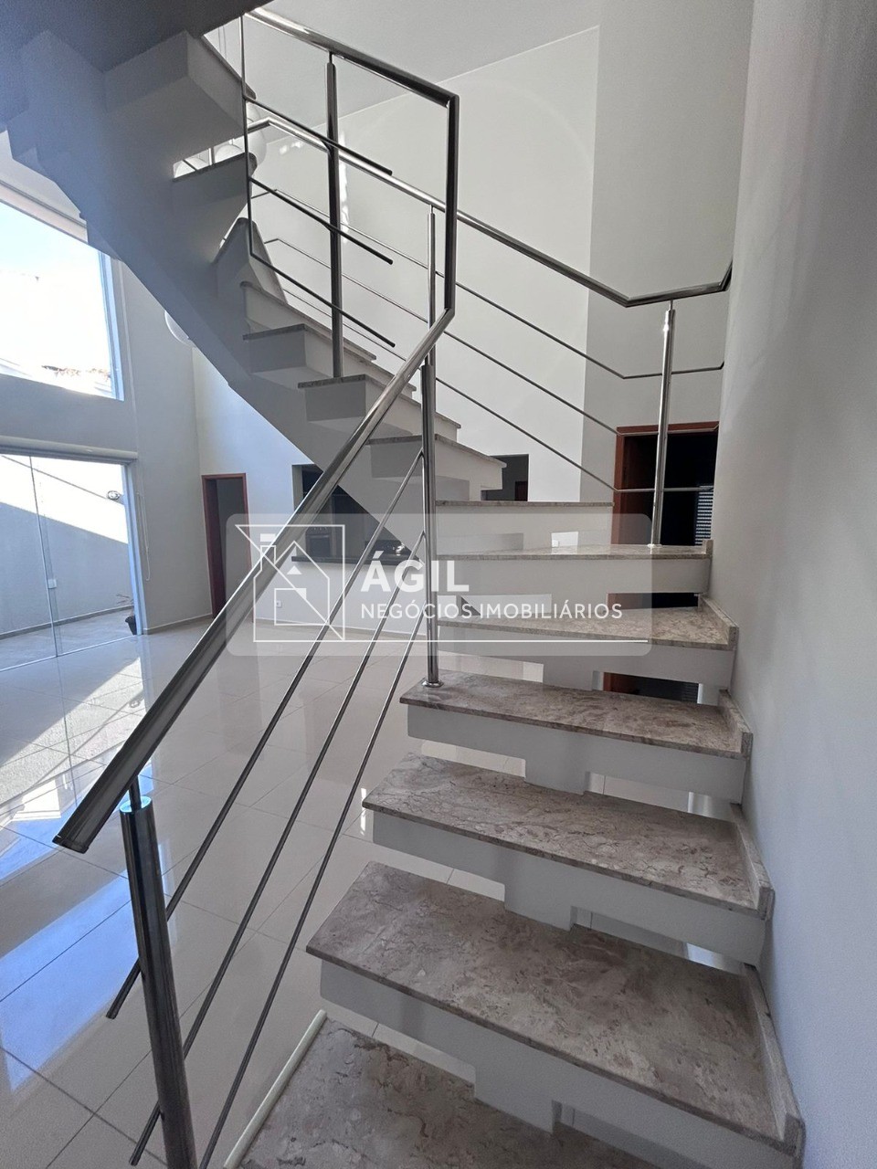 Vendo Casa residencial no Condomínios Crystal Park Jardim em Jacareí -270,00 m² construída -480,00 m² total -03 dormitórios sendo 1 suíte com closet