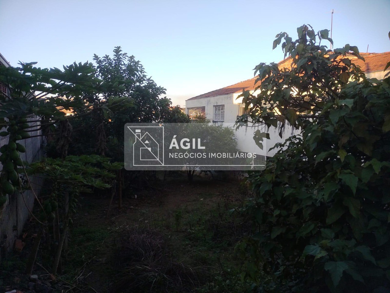 Vendo Terreno no Bairro Santa INÊS I - São José dos Campos - SP Terreno de 300m² disponível para construção da sua casa dos sonhos, em um bairro tran