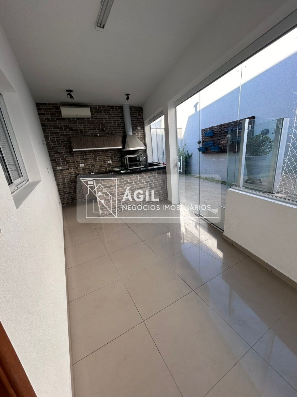 Vendo Casa residencial no Condomínios Crystal Park Jardim em Jacareí -270,00 m² construída -480,00 m² total -03 dormitórios sendo 1 suíte com closet