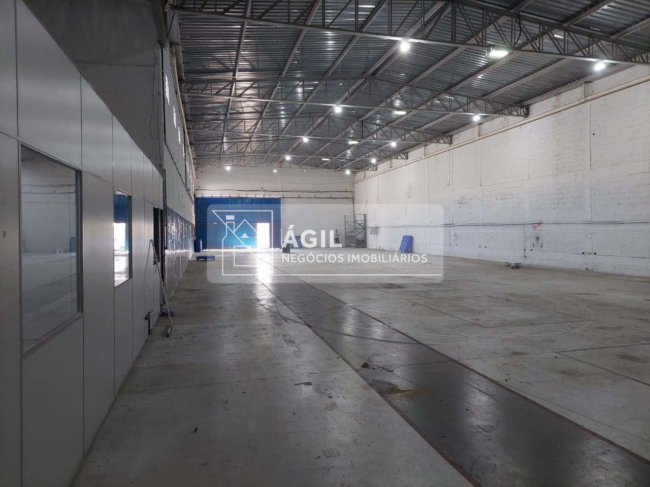 Alugo Galpão Industrial/Comercial ótima localização 825m² em Taubate Próximo ao Shopping Via Guardem *Galpão industrial e comercial 825 M2 *Estaci