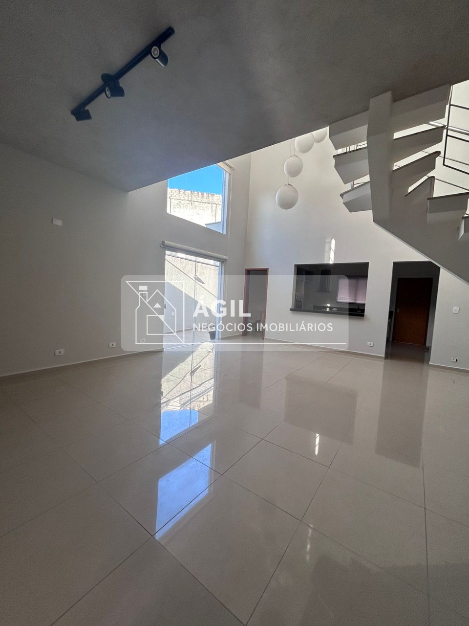 Vendo Casa residencial no Condomínios Crystal Park Jardim em Jacareí -270,00 m² construída -480,00 m² total -03 dormitórios sendo 1 suíte com closet