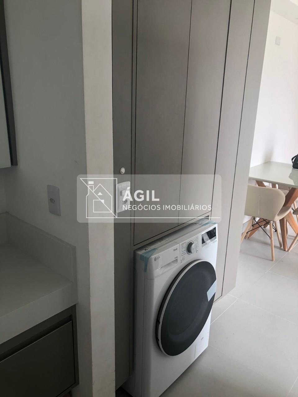 Lindo apartamento de 1 dormitório para alugar no Urbanova - São José dos Campos - SP 1 dormitório mobiliado com cama de casal e armário, c/ventilador